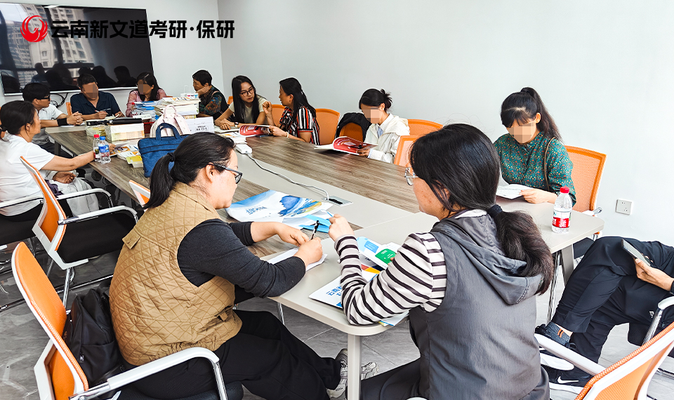 8家长咨询.jpg