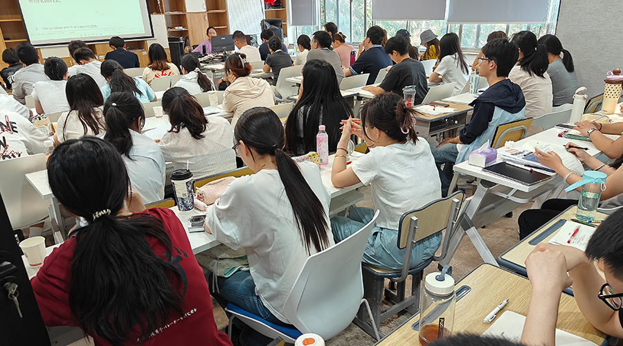 6a7ec9014daac.jpg 上课.jpg